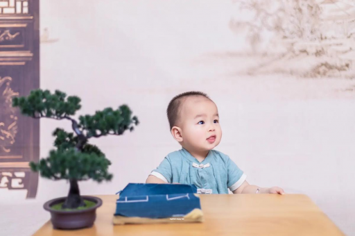 佛山怀孕肚子中间凹两边凸